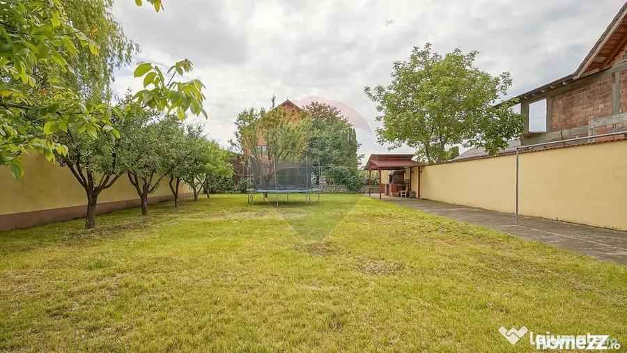 Casă cu 10 camere cu Teren 1300 Mp în Hălchiu