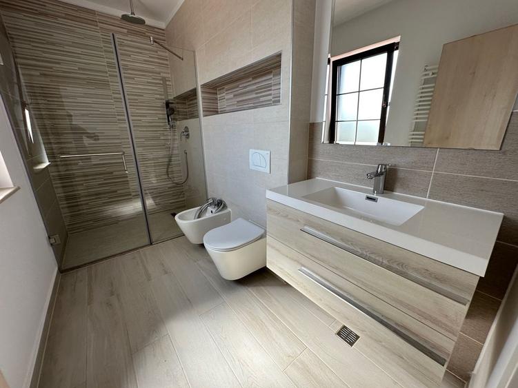 Duplex cu 5 camere cu Canalizare în Aradului