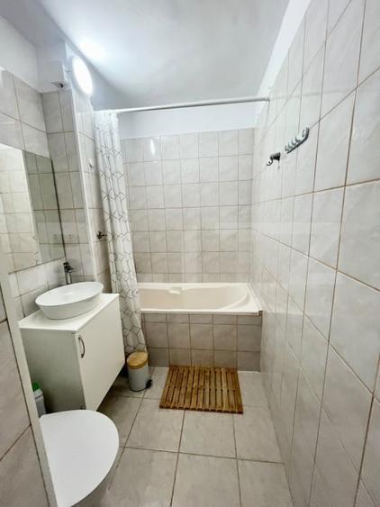 Garsonieră decomandată, mobilată în Nufărul