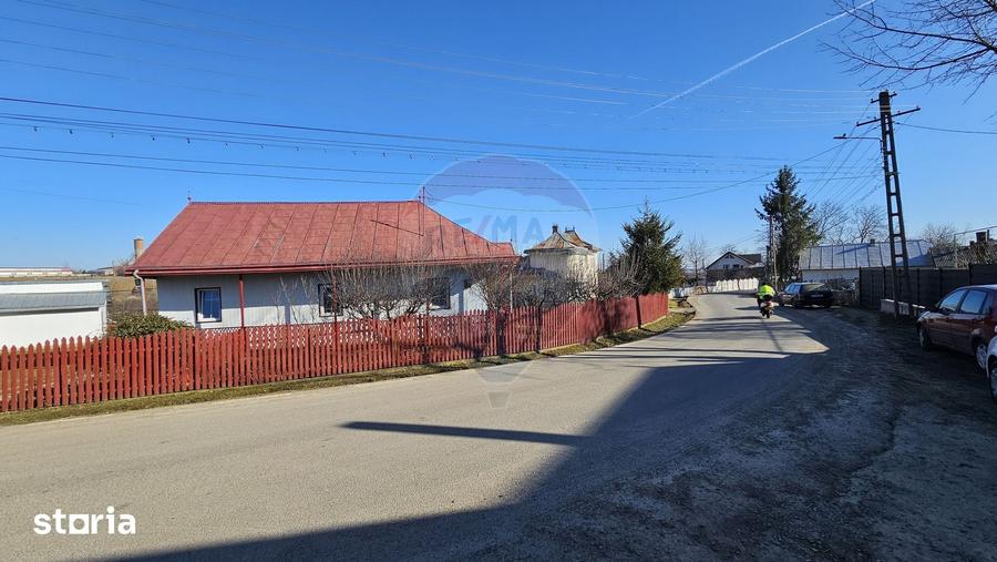 Casă cu 3 camere cu Teren 4900 Mp în Central