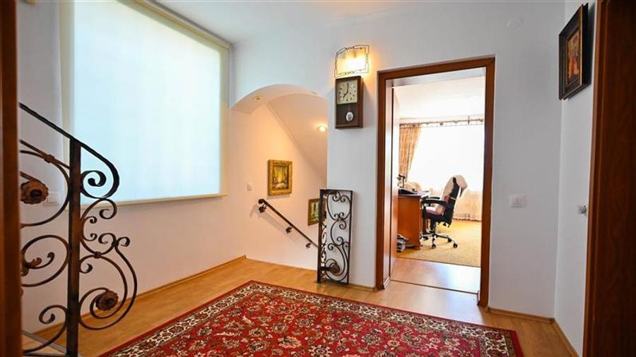 Duplex cu 13 camere cu Canalizare în Central