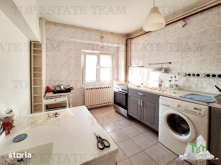 Apartament cu 4 camere decomandat în Tei