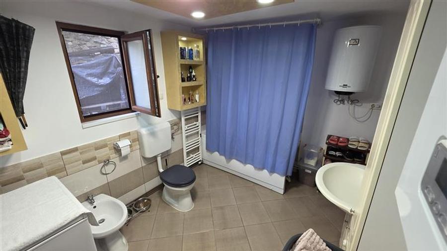 Casă individuală cu 3 camere cu Canalizare în Vest