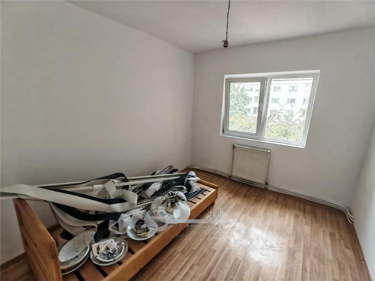 Apartament cu 3 camere decomandat în Nicolina