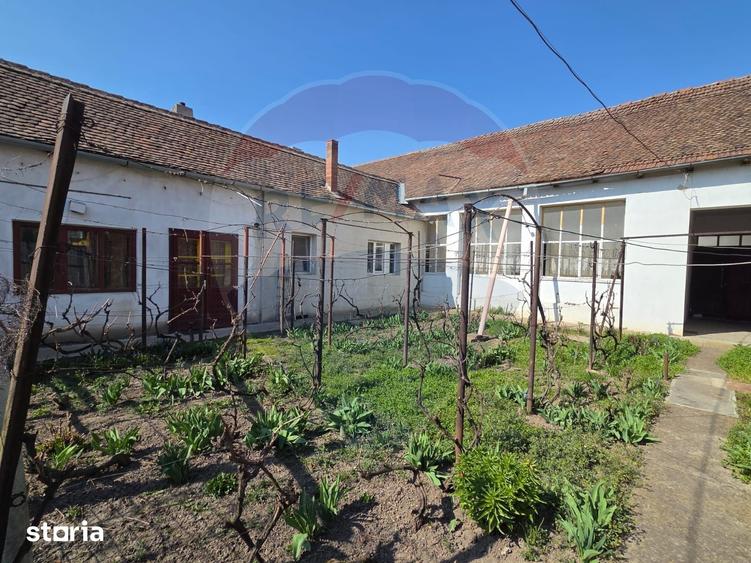 Casă cu 5 camere cu Teren 1010 Mp în Ultracentral
