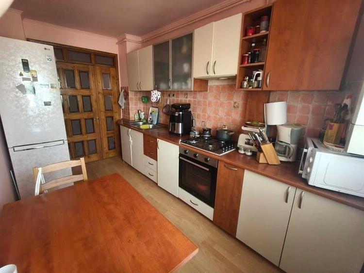 Apartament cu 3 camere semidecomandat în Pantelimon