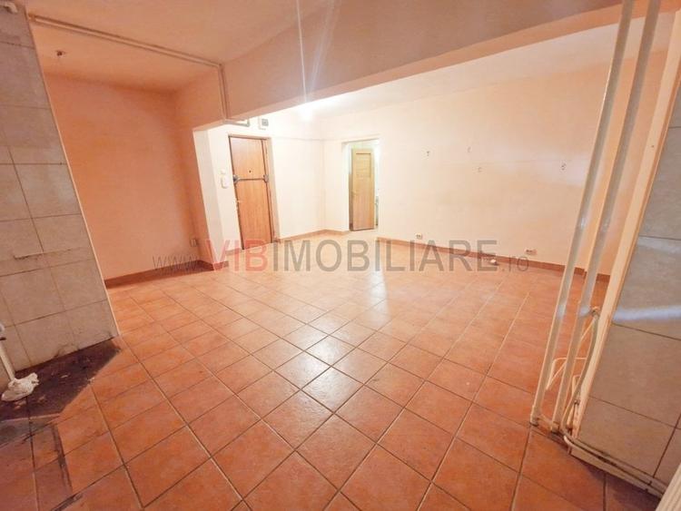 Apartament cu 4 camere semidecomandat, mobilat în Văcăresti