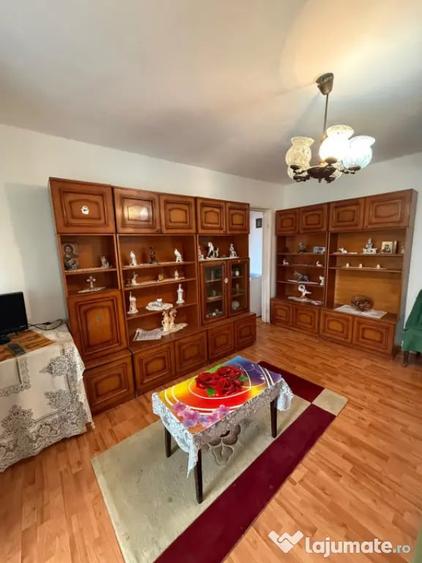 Apartament cu 2 camere semidecomandat în Craiovița Nouă