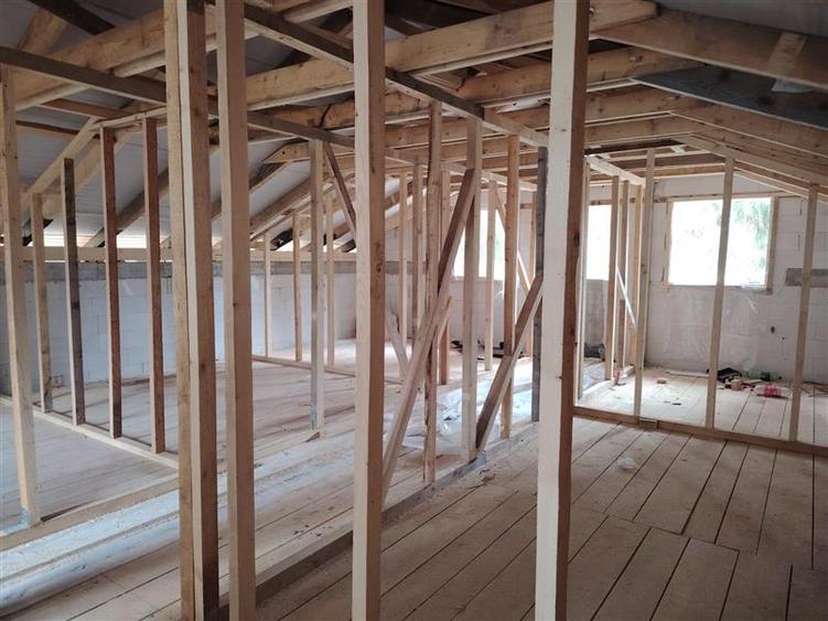 Casă individuală cu 7 camere cu Canalizare în Borzont