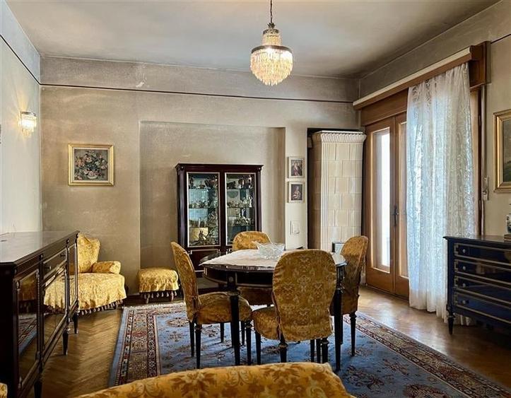 Casă individuală cu 10 camere cu Garaj în Primăverii