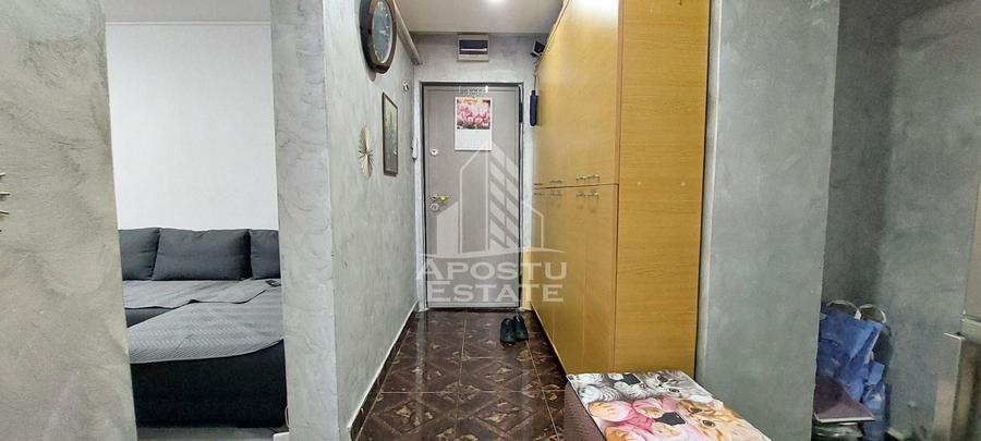 Apartament cu 3 camere semidecomandat, mobilat în Micro 4