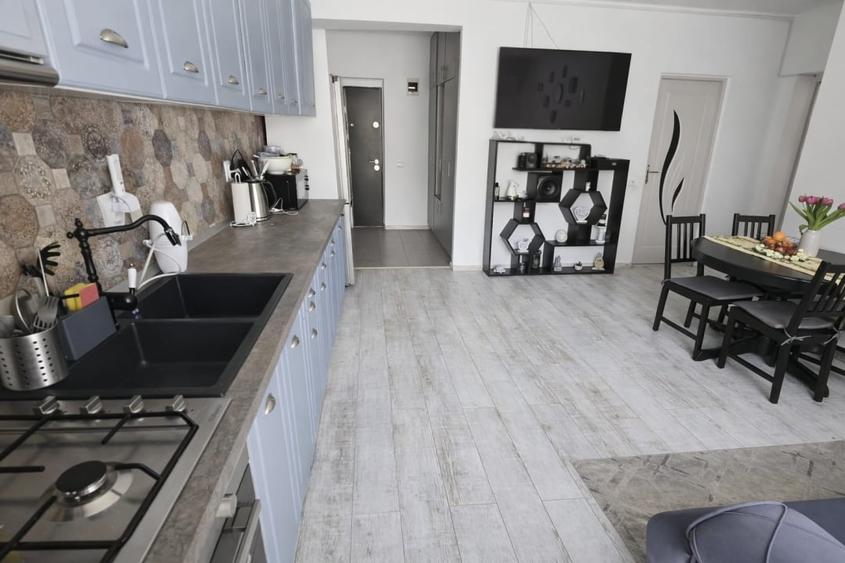 Apartament cu 3 camere decomandat în Florești
