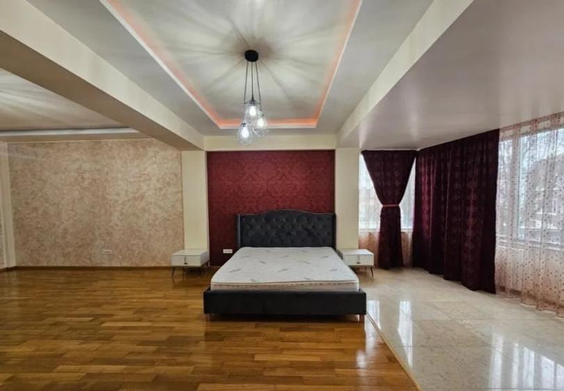 Spațiu comercial, de 600 mp, în Trocadero