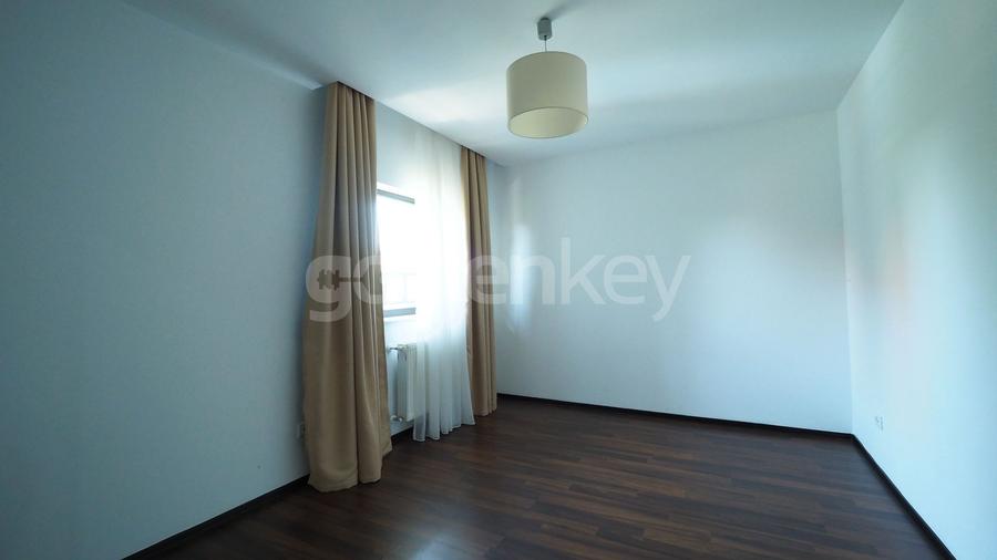 Duplex cu 8 camere cu Canalizare în Iancu Nicolae
