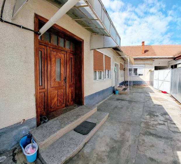 Casă cu 4 camere cu Teren 1045 Mp în Central