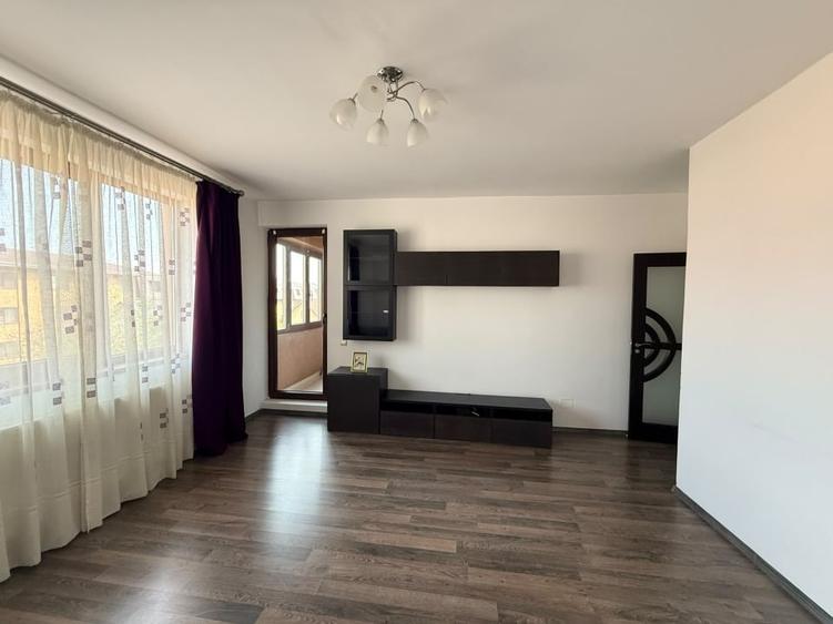 Apartament cu 3 camere decomandat, mobilat în Roșu