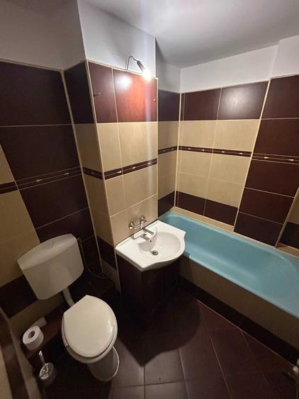 Apartament cu 4 camere decomandat în Teiu