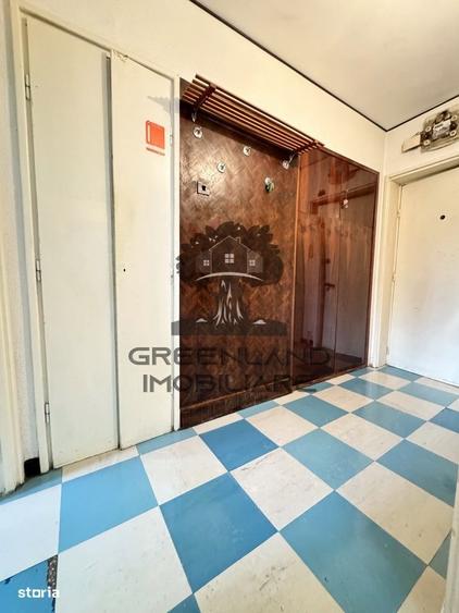Apartament cu 3 camere semidecomandat în Podu Roș