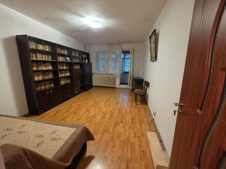 Apartament cu 3 camere decomandat în Dristor