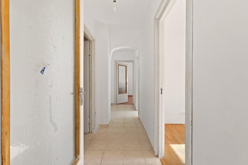 Apartament cu 3 camere decomandat în Central