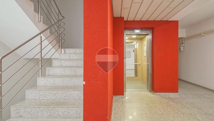 Apartament cu 3 camere decomandat în Tractorul