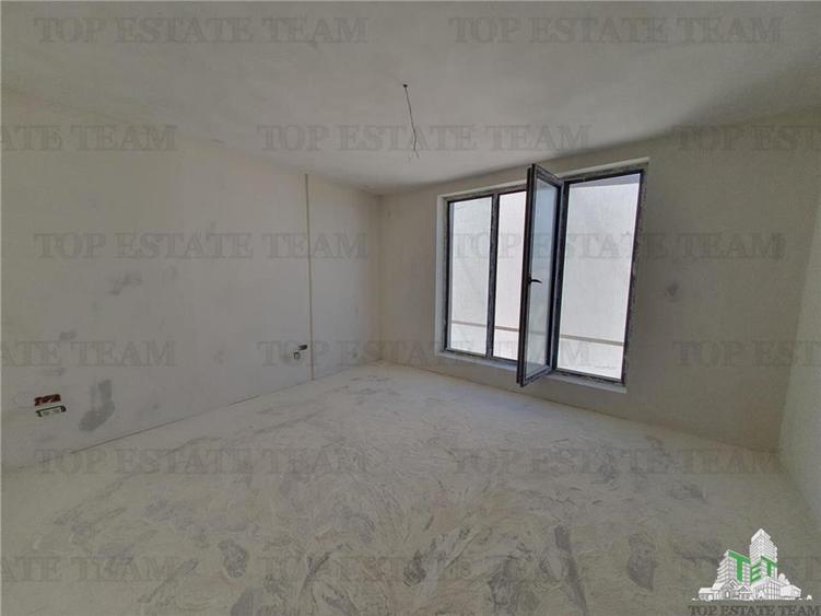 Duplex cu 8 camere cu Teren 318 Mp în Exterior Sud