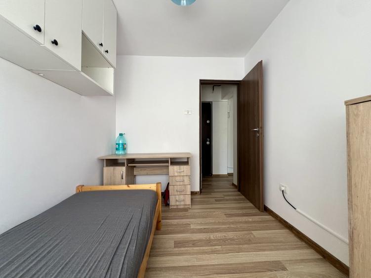 Apartament cu 3 camere semidecomandat, mobilat în Dâmbovița
