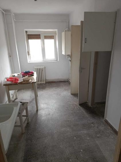 Apartament cu 3 camere decomandat în Deve