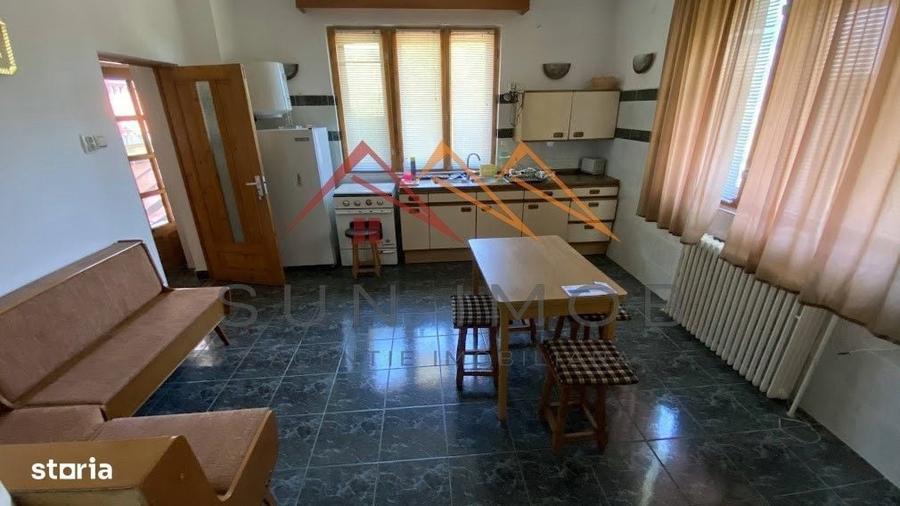 Vila de vanzare, teren 3100 mp, 7 camere, 6 grupuri sanitare, 3 CT, an - 11