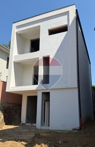 Casă individuală cu 5 camere cu Teren 230 Mp în Central