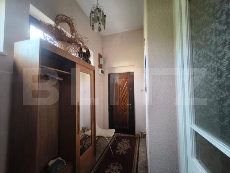 Casă individuală cu 9 camere cu Canalizare în Central