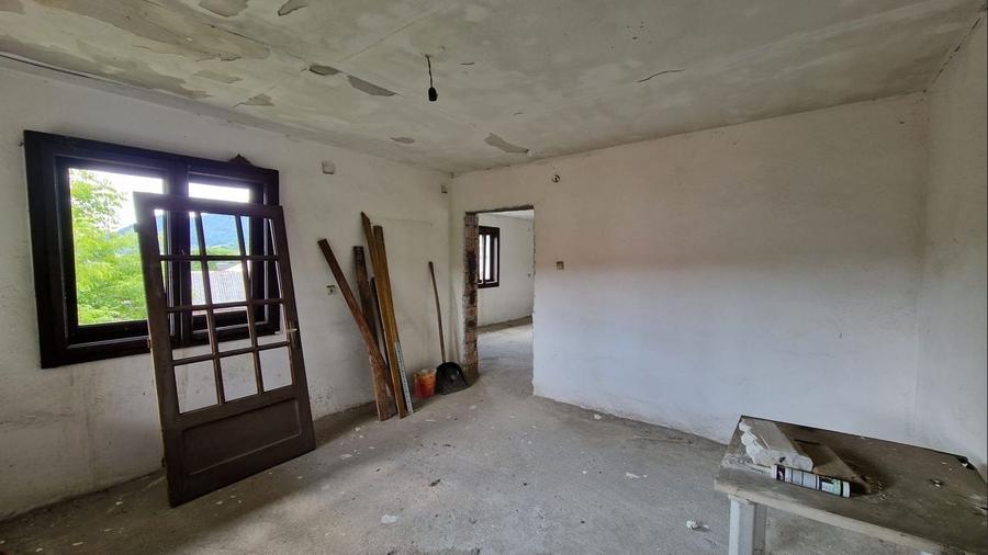 Casă cu 4 camere cu Canalizare în Central