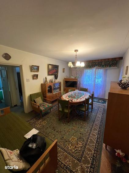 Apartament cu 4 camere semidecomandat în Podu Roș