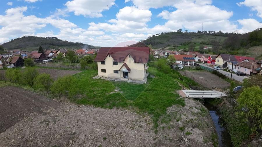 Casă individuală cu 6 camere cu Teren 268 Mp în Moșna