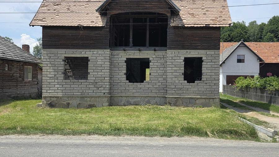 Casă cu 4 camere în Barcani