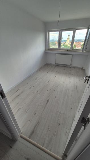 Apartament cu 4 camere în Cetate