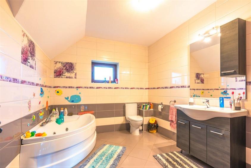 Casă individuală cu 6 camere cu Canalizare în Hărman