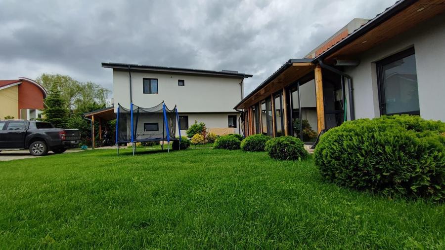Duplex cu 4 camere cu Canalizare în Domnești