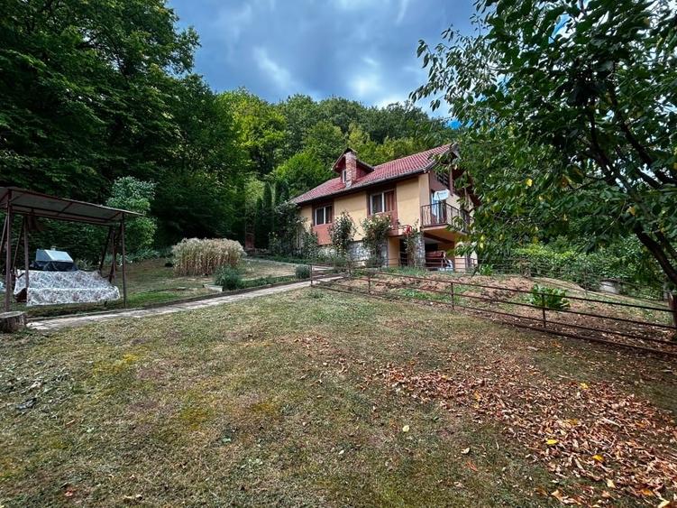 Casă individuală cu 5 camere cu Teren 935 Mp în Central