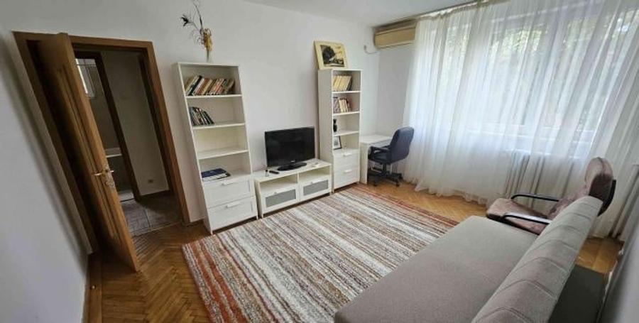 Apartament cu 3 camere semidecomandat, mobilat în Titan