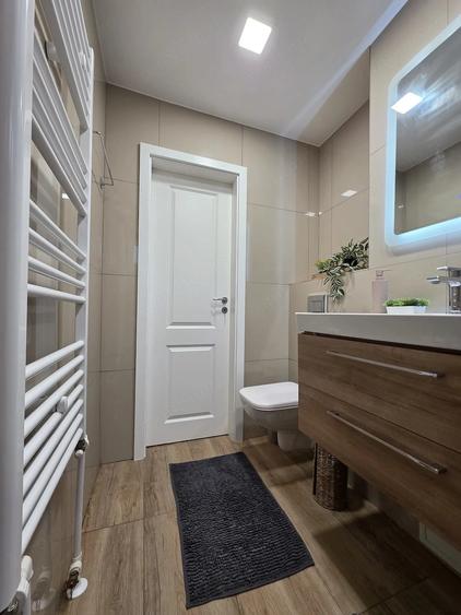 Apartament cu 3 camere semidecomandat, mobilat în Central