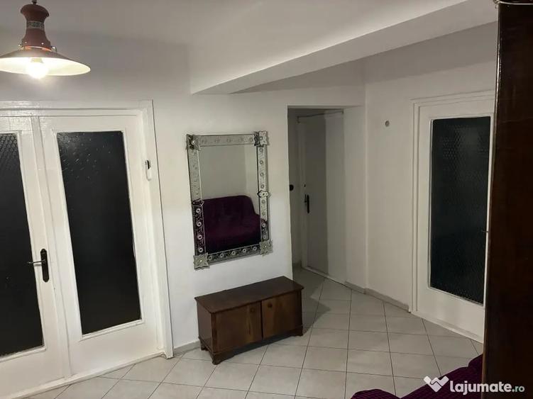 Apartament cu 3 camere decomandat în Calea București