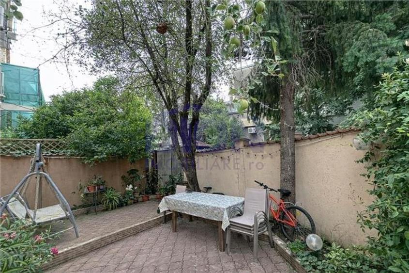 Casă individuală cu 6 camere cu Canalizare în Vatra Luminoasă