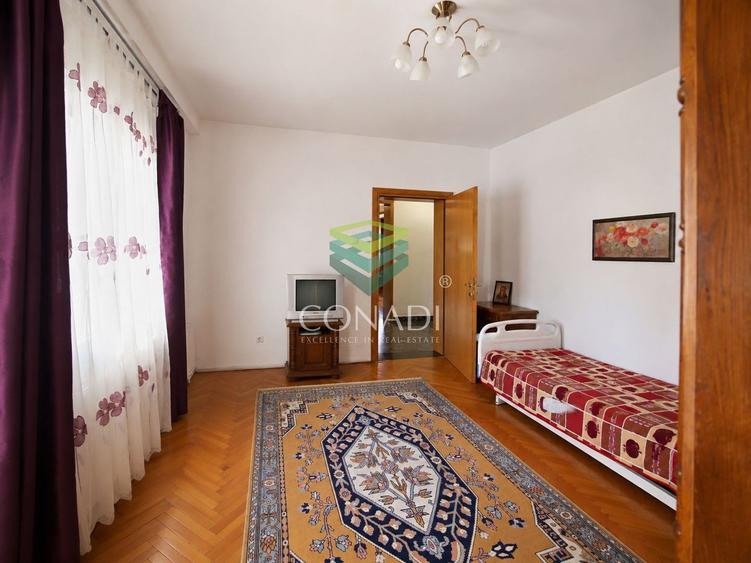 Casă individuală cu 7 camere cu Canalizare în Central