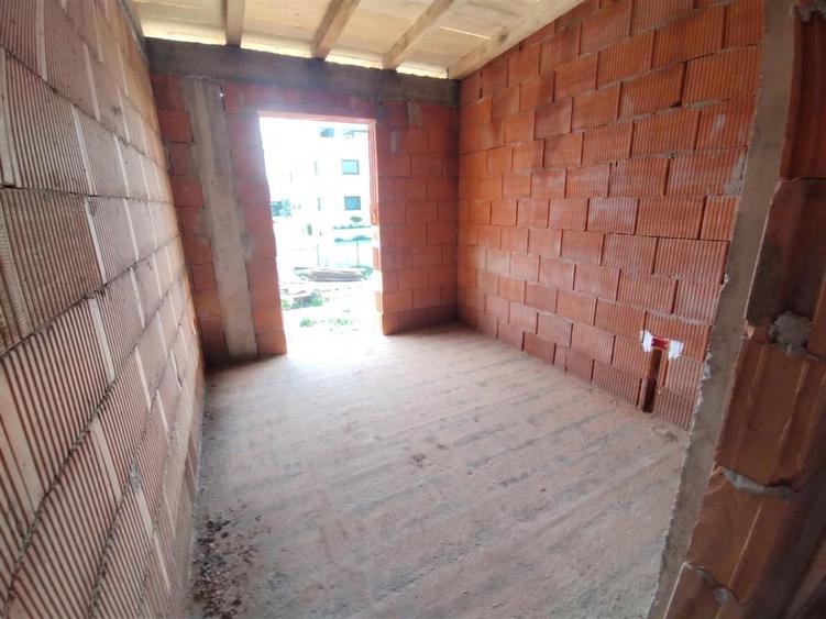 Casă individuală cu 4 camere cu Canalizare în Lisaura