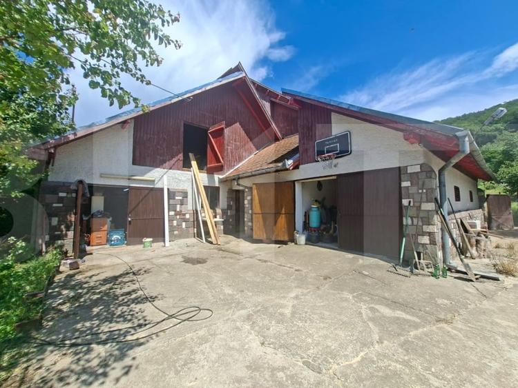 Casă individuală cu 8 camere cu Canalizare în Vâlcele