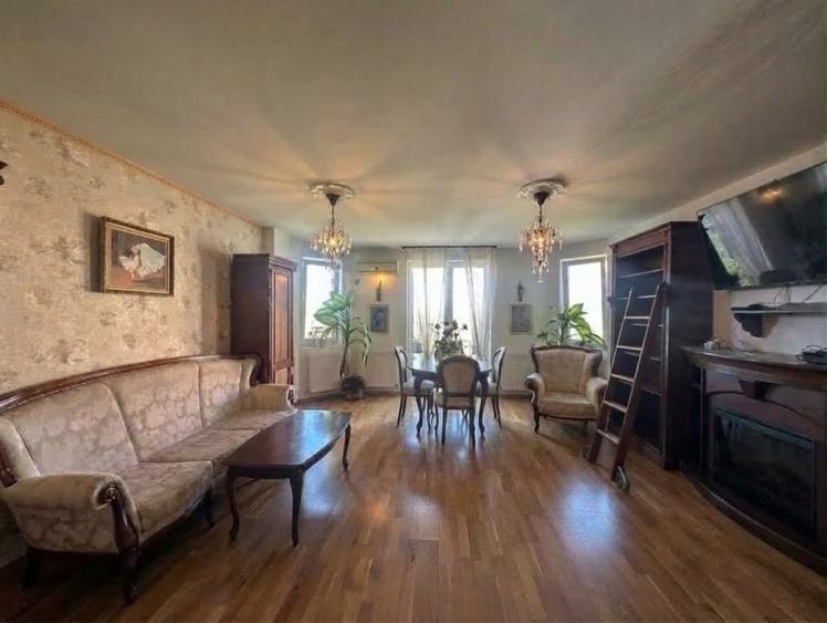 Apartament cu 3 camere semidecomandat în Tineretului