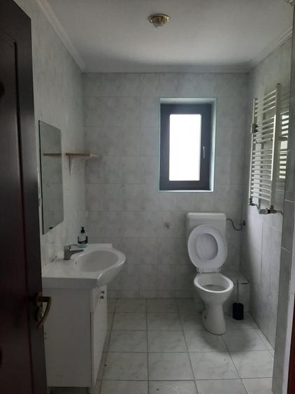 Apartament cu 5 camere decomandat în Romană