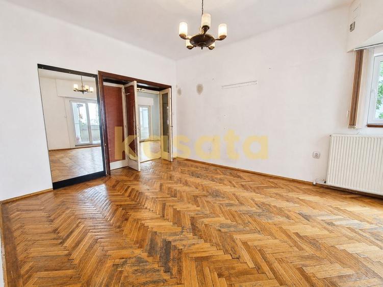 Apartament cu 4 camere semidecomandat în P-ța Romană