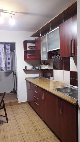 Apartament cu 3 camere decomandat în Berceni